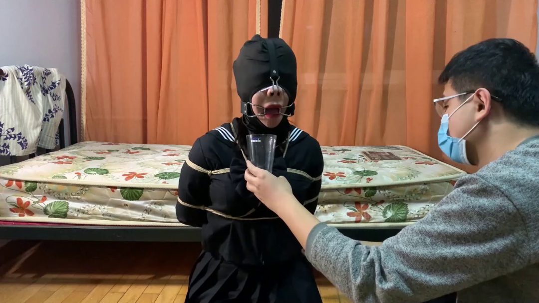 月月后手缚强制下跪 鼻钩口环丝袜套头 sp 口球 口水-4