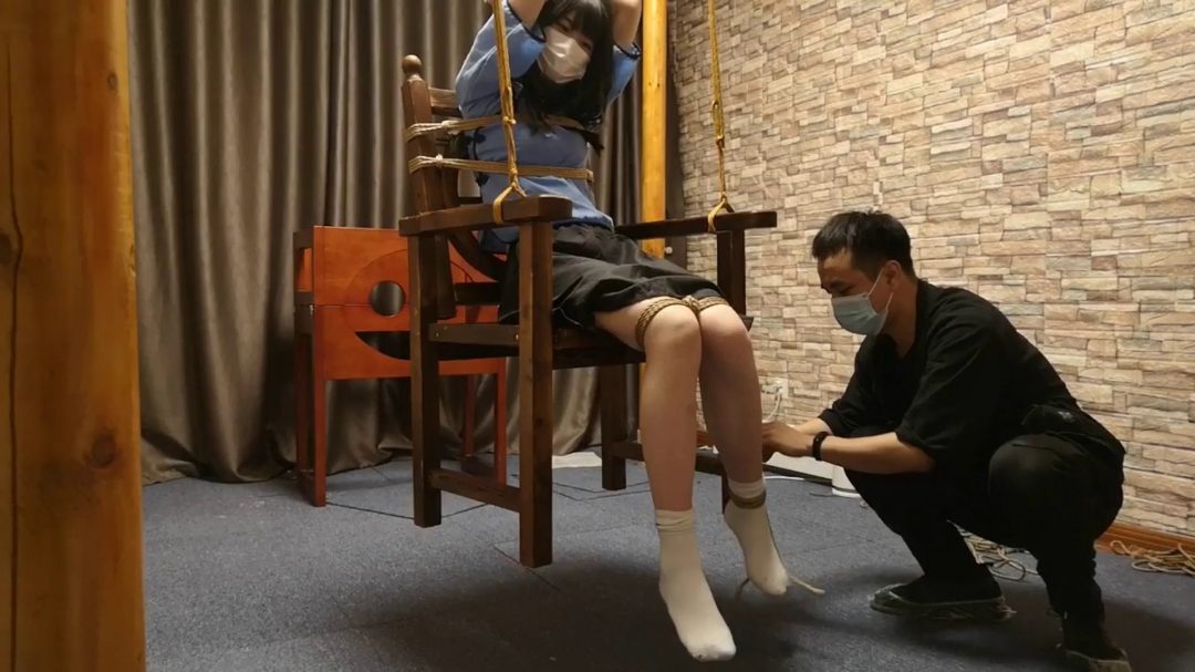 杨蕊五四装 两种凳子上的拷问-3