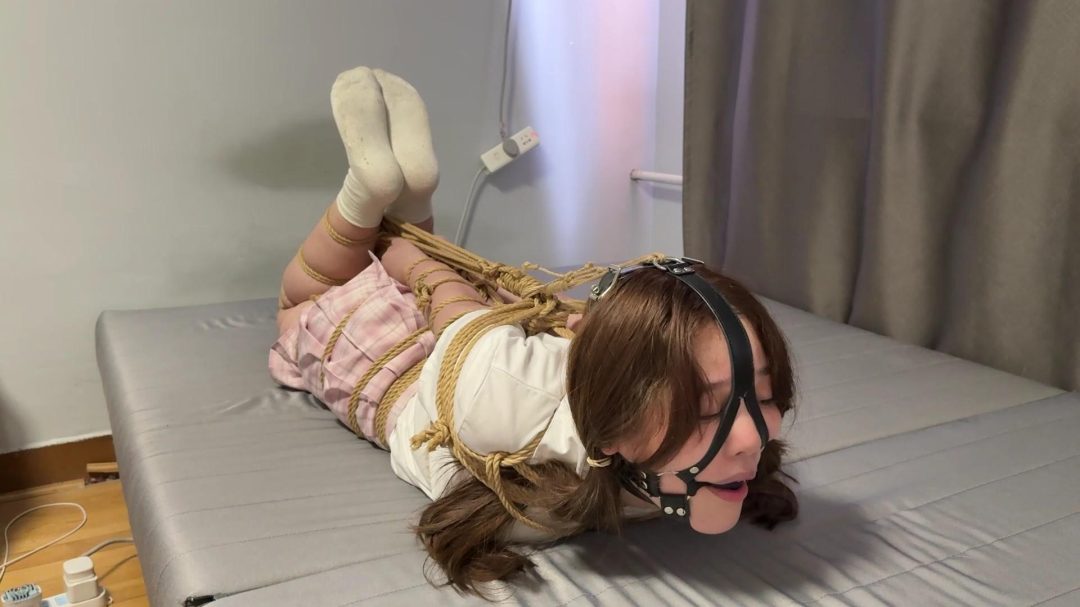 素人妹妹的超紧暴杀驷马！白短袜马具口球堵嘴-3