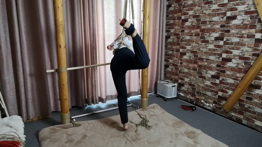 紫依 白衬西裤 极限单腿吊转圈-5