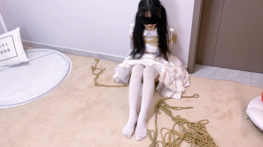 《路崽日记》-洛丽塔欧式直臂紧缚+跪趴跪坐+口球+中重度打屁股sp打出音爆声+打脚心大腿和胸+尾巴+日式紧缚+胸缚+驷马吊缚悬吊+口水直流+放置-17