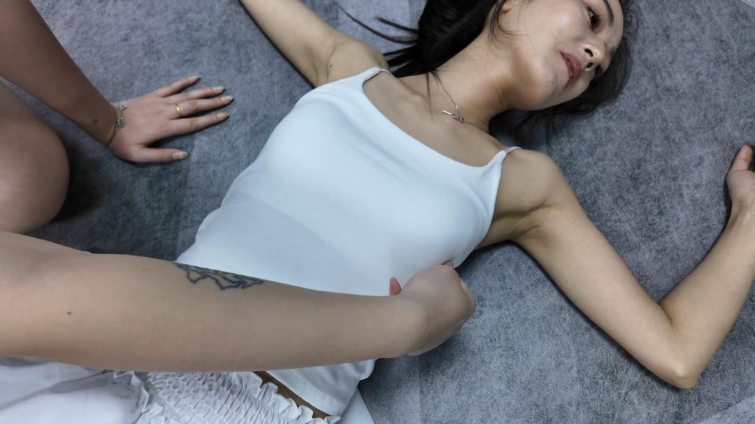 定拍作品《下》双女点穴定身加tk挠痒白袜，情节很丰富，女生颜值也很高，剧情包含定身穴、笑穴、被定住摆造型、挠脚心，情节多重反转-5