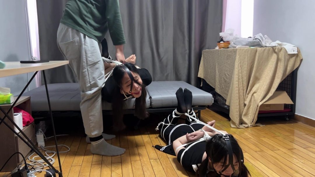 双妹分腿超紧后手缚马具口球严厉堵嘴-8