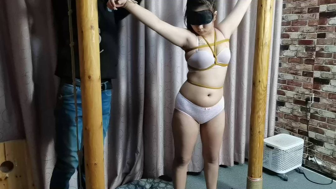 丰满女孩 柱子捆绑 体验鞭打-3