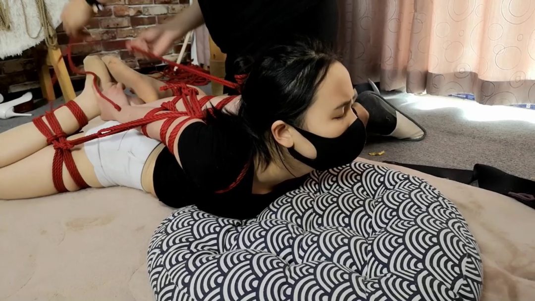 凌宇 黑衣 爆乳 弓身反吊 直臂 膝盖跪地走 驷马-8