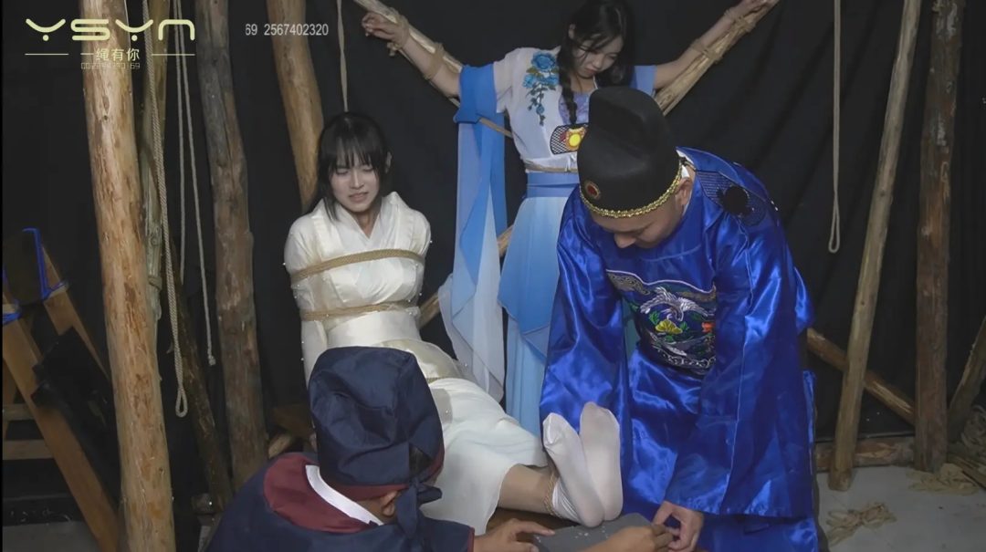 色迷知县命手下抓来两个舞女五花大绑跳舞威逼刑罚老虎凳滴蜡挠打脚心玩弄冤假错案-11