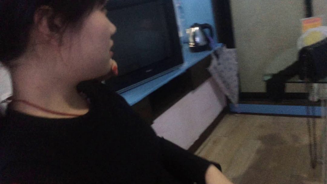 掐晕黑衣美女-1