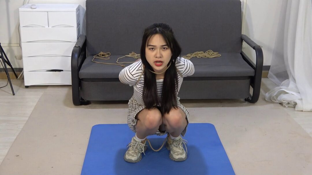 美女荣荣格子裙。反扭，手铐脚镣，蒙头堵嘴，押解跪缚-6