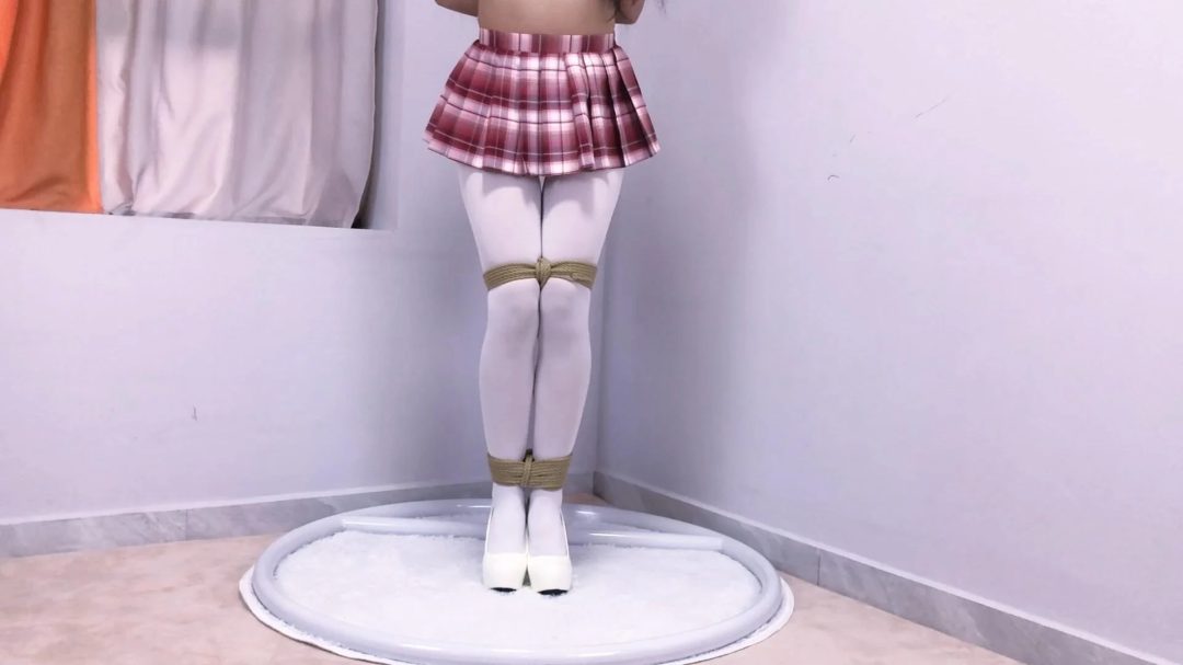 《路崽日记》-日式紧缚+胸缚+并腿缚+口塞+跪走+摸熊+欧式直臂紧缚+打脸+自行舔食+投喂零食+喂水+口塞+sp打屁股-4