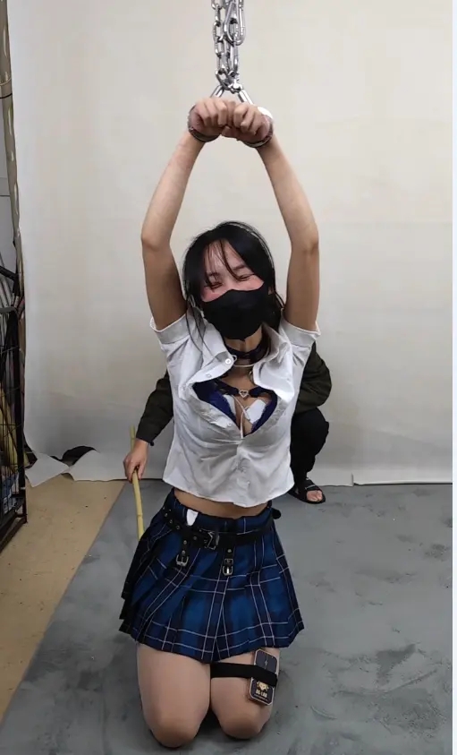 晓雪 笼中少女 胸部电击折磨-6