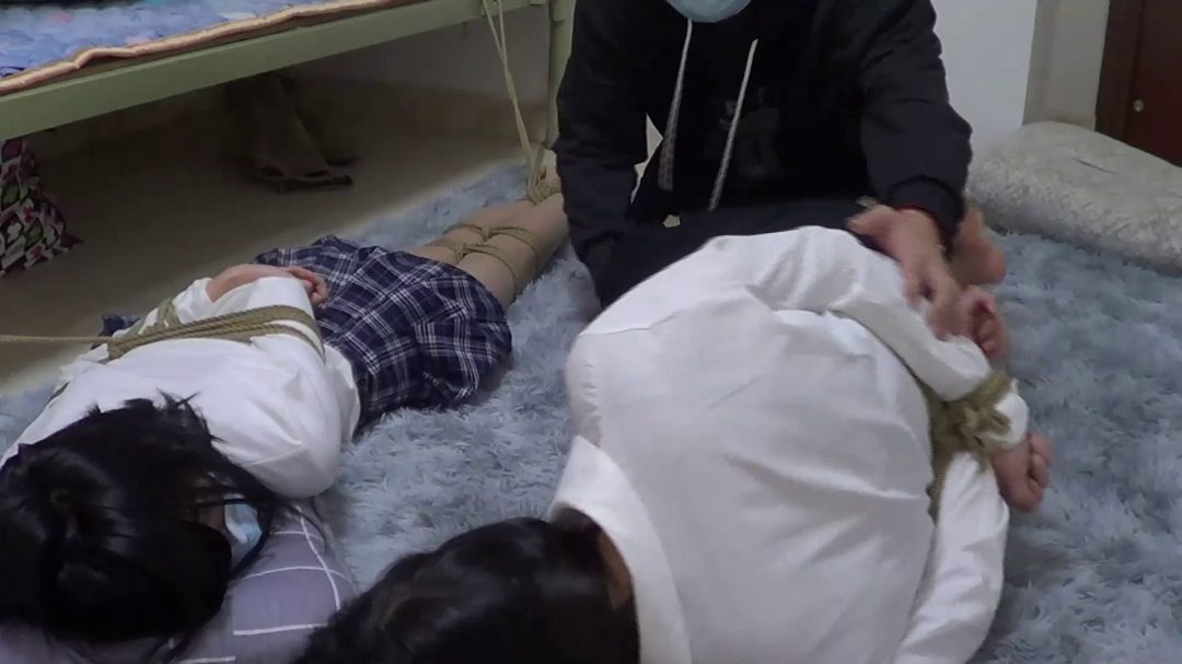 玉箫红豆 丝袜大长腿 裸足玩TK 绑一个 欺负一个 两人怎么挣扎都没用 太过瘾了-8