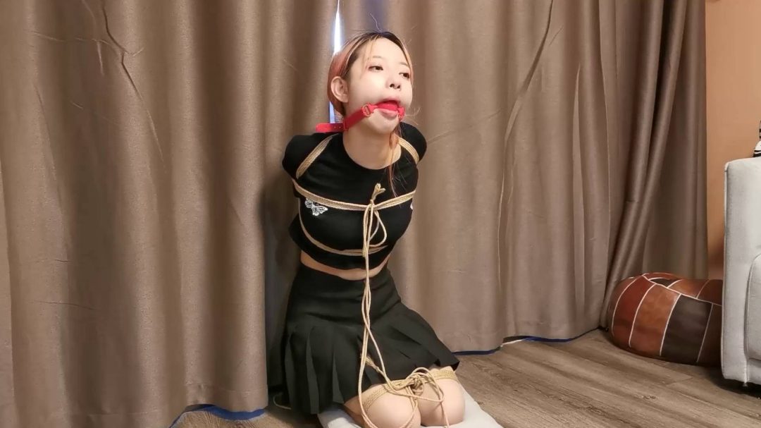 珊珊直臂大口球跪吊在栏杆上80分钟长时间放置-7