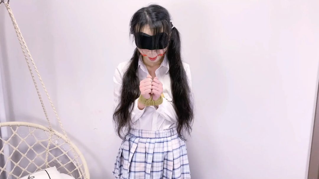 《快递惊魂》-开门回家看到一个箱子还有动静+开启开关原来里面装了个妹妹+一段时间后开始开箱视频+绑手绑脚+口球+jk+尾巴+长筒袜+一大摊口水+冬天暴汗-11