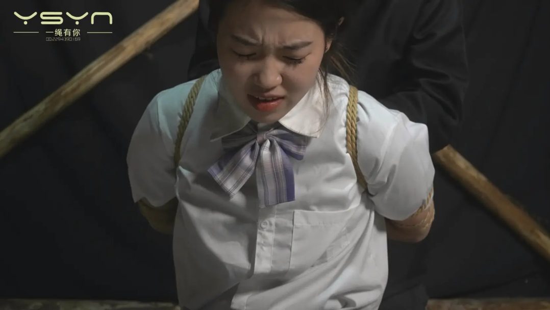 漂亮JK女孩惨遭绑匪捂晕装袋吊起来海老缚鸭子坐捆绑再次捂晕-5