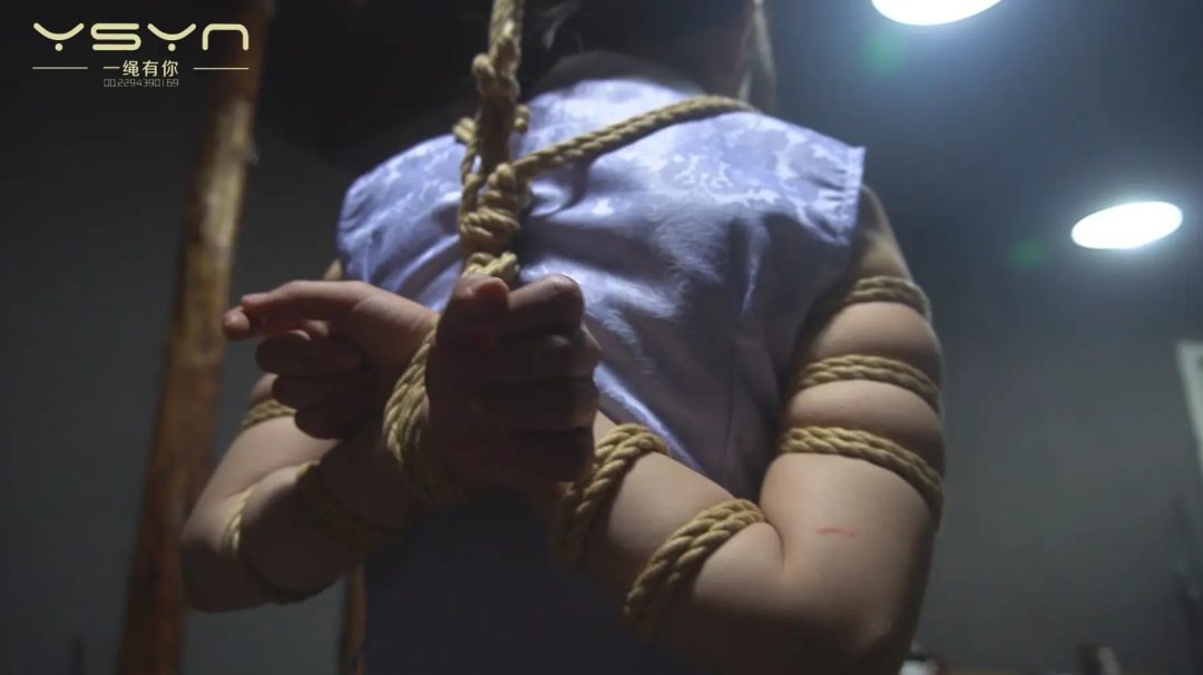 【西施女孩】西施女孩安妮是闺蜜小雅介绍来体验捆绑木马老虎凳驷马高高吊起紧敷五花边走边参观场地-6