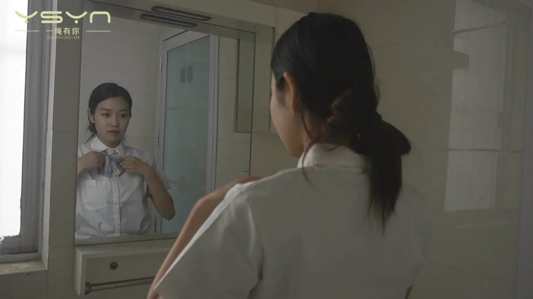 漂亮JK女孩惨遭绑匪捂晕装袋吊起来海老缚鸭子坐捆绑再次捂晕-1