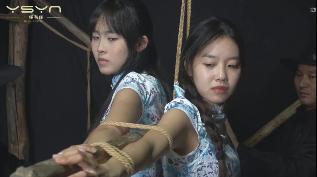 【铁骨芳心】漂亮姐妹俩情报室被捕刑房绑在一起垫脚鞭打老虎凳后手吊俩特务划拳输赢选-6