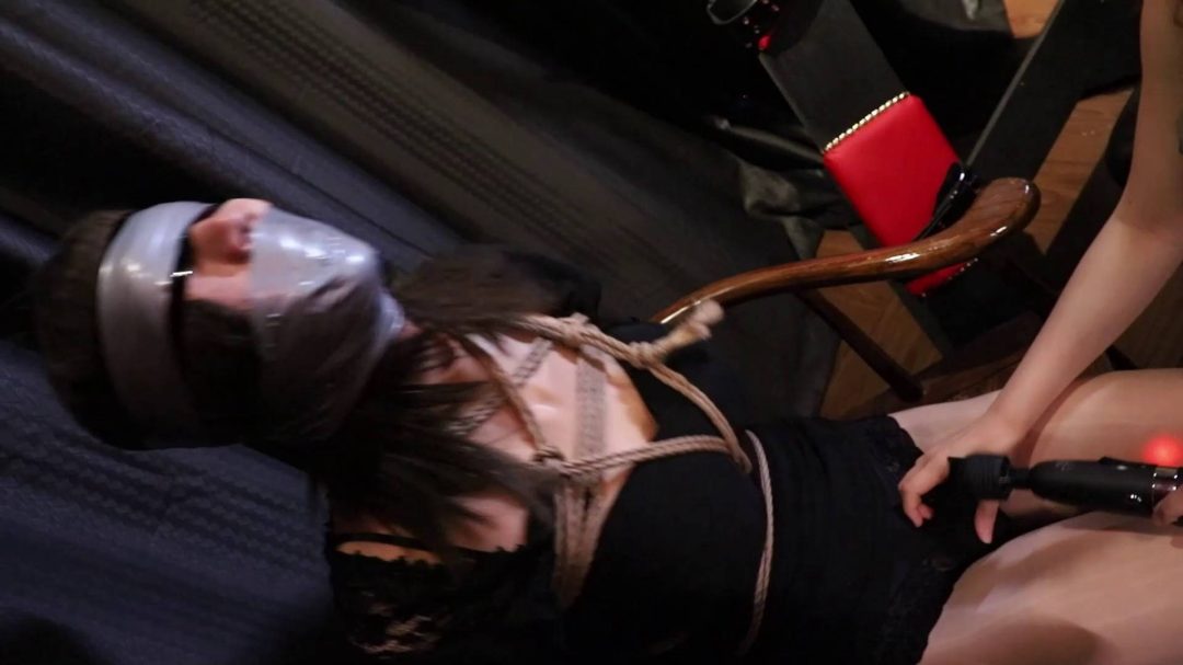 囚禁在牢房的肉货，绳捆索绑下拼命想逃离-5