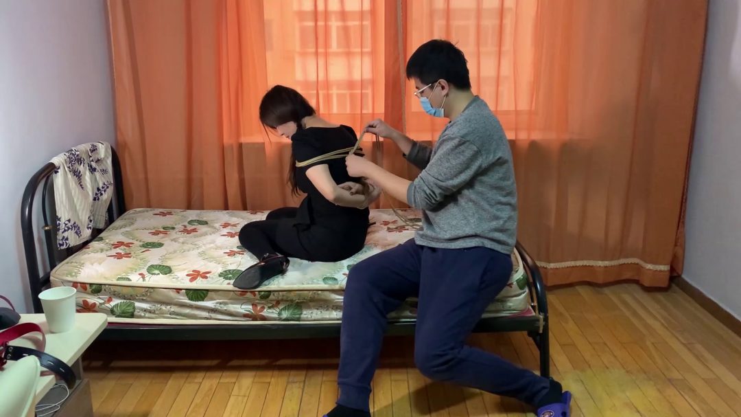 口水奴隶洋洋 柠檬汁口水收集 高跟丝袜后手缚麻花腿-1