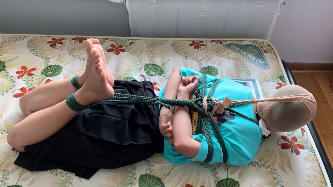 雨晨妹妹驷马抓举摔摔乐，丝袜套头白袜多重堵嘴挣扎！痛苦与闷绝！-6