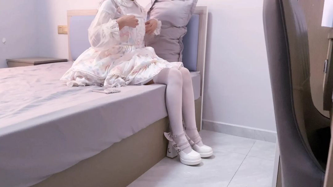 《少女情劫》jk妹出门丢垃圾被坏人潜入家里+姐妹约逛街换衣服后+梦魇自己+醒来真的被日式紧缚+胸缚+胶布封嘴+口球+鞭打哭+分腿吊缚等等-6