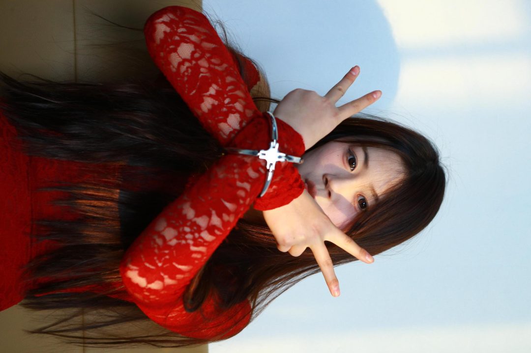 【沙发上的红蓝】性感丰满的小红、小蓝手铐靠手脚脖各种捆绑摆拍剧照-7