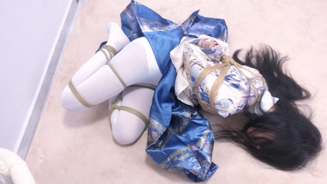 《圈养系》-汉服马面裙+日式捆绑并腿捆丝巾胶布封嘴睡觉+撕开胶布抽出丝巾+跪坐被投喂面包+自行喝牛奶+折腿M开腿捆+趴地撕下胶布抽出丝巾等等-11