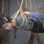 【悲惨的女孩】走在大街上的女孩（柳嫣）遇到麻袋绑匪捂晕装进麻袋吊起来转晕驷马吊起五花股绳腿绳