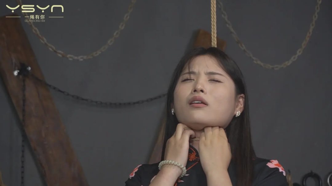 旗袍女烈【绞刑架下姐妹花】挣扎惨死在绞刑架下的漂亮姐妹花江鑫柳依最终闭上双目-12