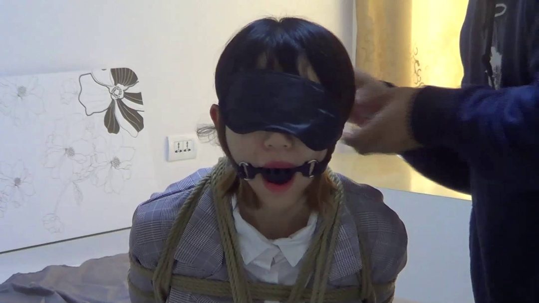 00后小美女 红豆 白丝盘腿 蒙眼堵嘴 挣扎得太可爱了-3