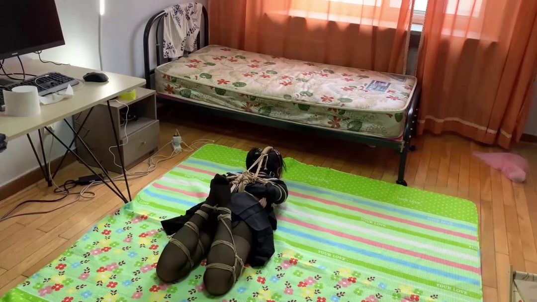 jk黑丝小美女果妹的超紧驷马椅下超羞耻调教，tk，sp，人肉脚垫-5