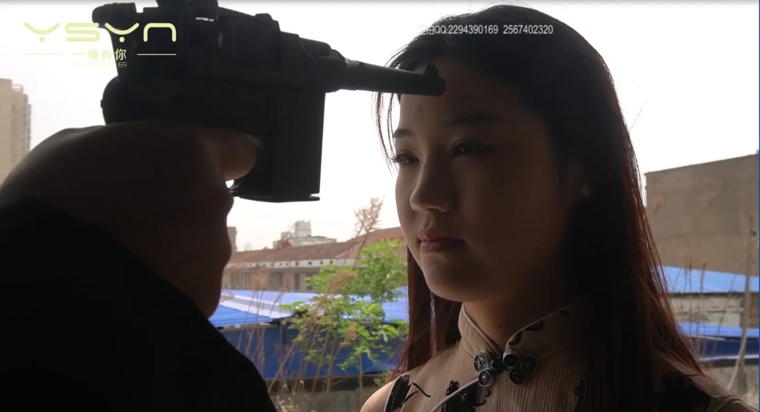 对暗号传递情报不幸被特务跟踪被捕的漂亮悠悠脚镣手铐刑房老虎凳蜡烛滴烧挠脚心挠腋窝-1