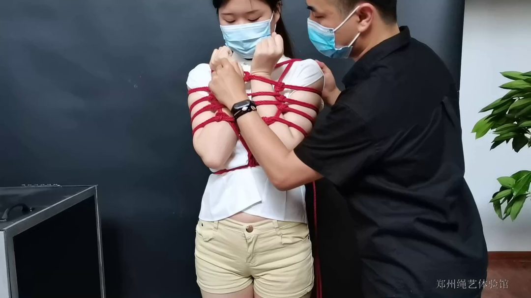 美女魔术捆绑逃脱表演-3