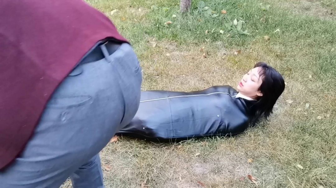 云儿白色硬绳五花紧缚户外大路旁草丛双层全包-4