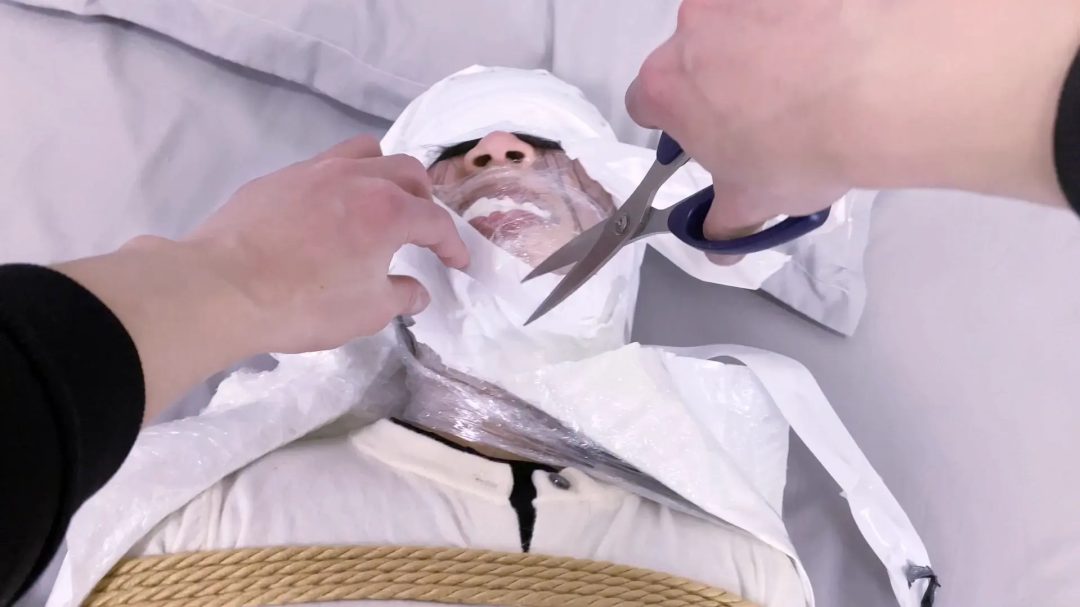 《路崽日记》-日式紧缚+并腿捆+丝袜堵嘴+丝巾勒嘴+带耳机听鬼故事+放置挣扎+喂食+保鲜膜全包+再胶布全包+挠脚心放置+附剪开过程等等-11