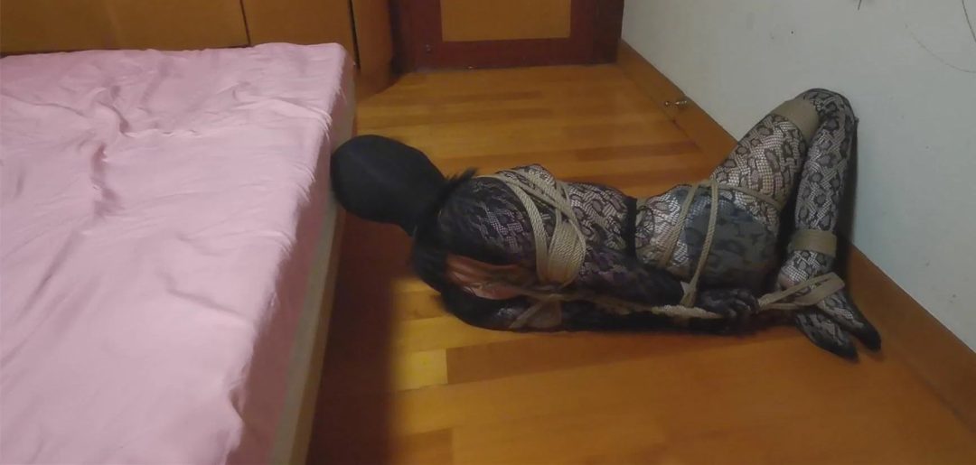 一只紧缚的大蛇精被驷马放置、无休止的挣扎、最后被折磨的精疲力尽-2