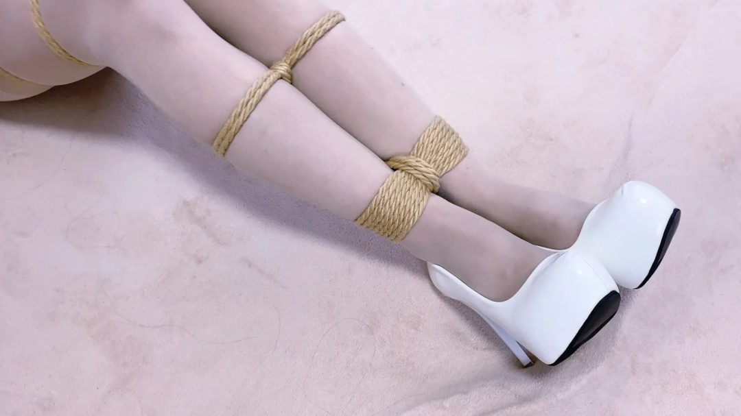 《少女情劫》-被超紧日式紧缚+胸缚+股绳+蛇缚并腿捆+丝袜堵嘴再口球+强制TK+堵嘴取出+强制弓腰+胶布封嘴+猛烈TK+脚底特写+放置挣扎+手掌死灰色绑哭两-2