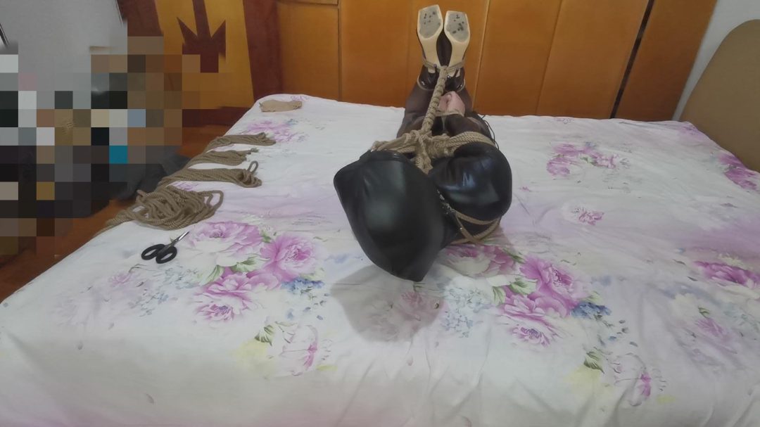 黑丝高跟皮革拘束+超紧驷马紧缚、双层呼吸头套 封孔+塑料袋玩虐-1