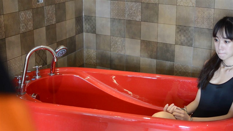 超可爱萌妹子被吊铐 戴口球反铐，绳缚绑腿，板铐，链铐，asp手铐全部用上-4