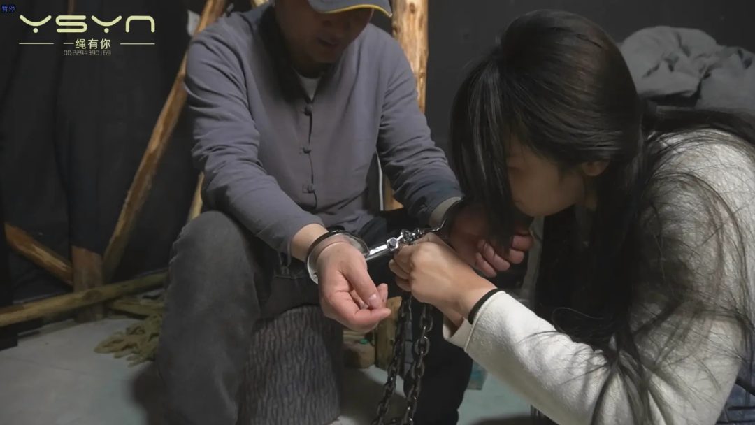 【海龟男友的沉侵式体验】小雅这次带来的是自己的海龟男朋友来体验各种金属木伽捆绑骑马骑脖子戴口球打脸-5