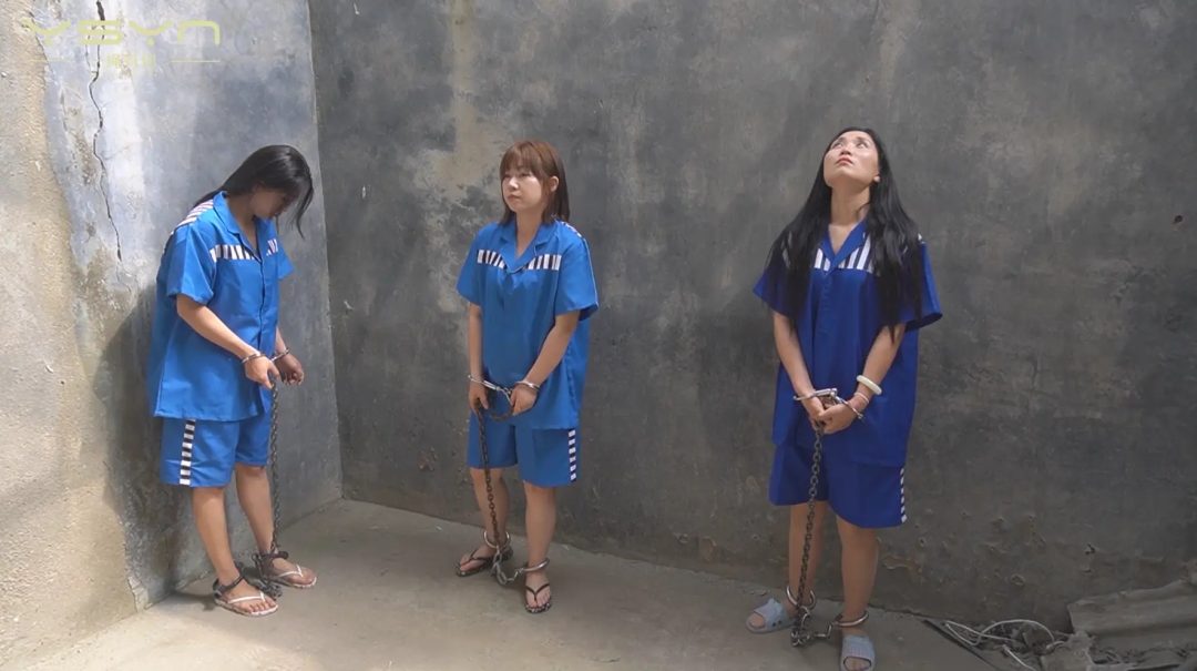 女监风云【三女的恩怨旋涡】女监区里的三位女犯性格不合各怀鬼胎挑拨离间相互斗殴惩罚戴重镣关禁闭-8