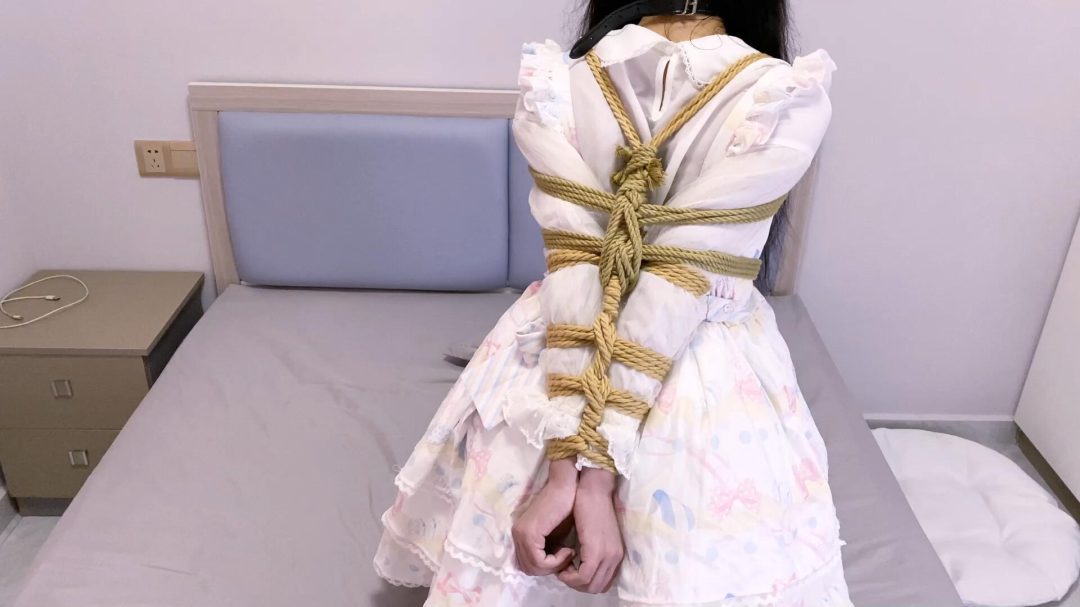 《路崽日记》-洛丽塔欧式直臂紧缚+跪趴跪坐+口球+中重度打屁股sp打出音爆声+打脚心大腿和胸+尾巴+日式紧缚+胸缚+驷马吊缚悬吊+口水直流+放置-6