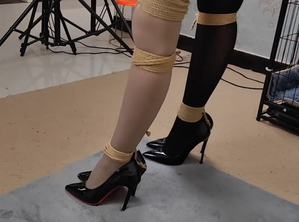 杨蕊 雅熙 一条铁链双铐吊手腕-4