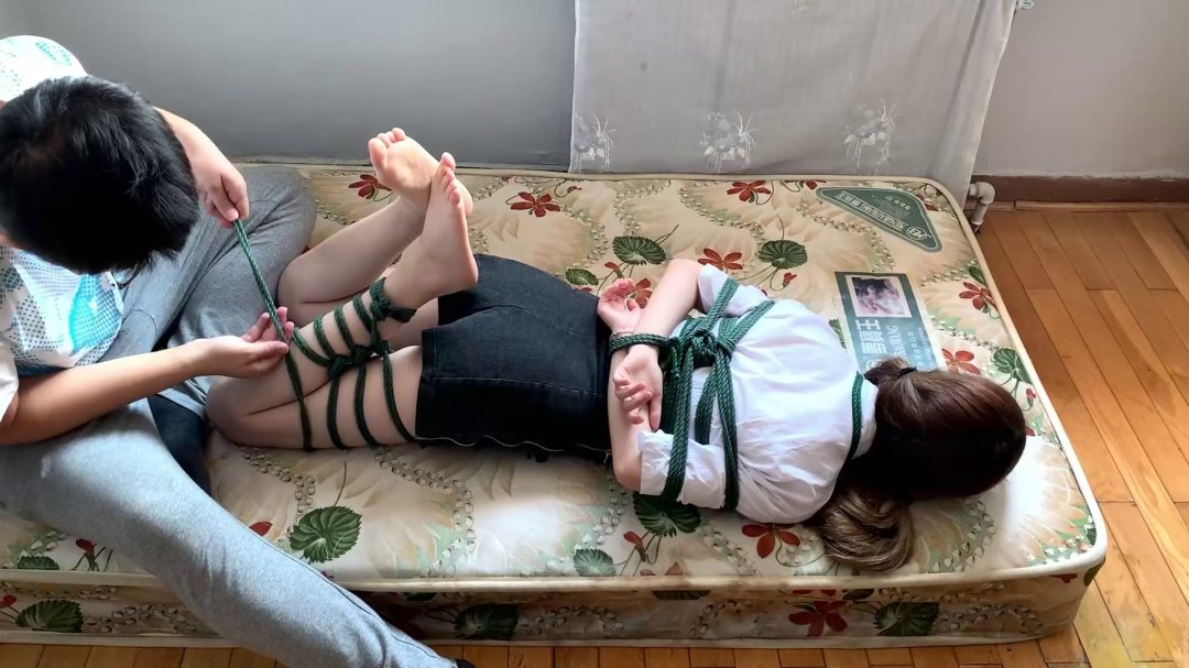 美女丹丹分腿裸足驷马挣扎-2