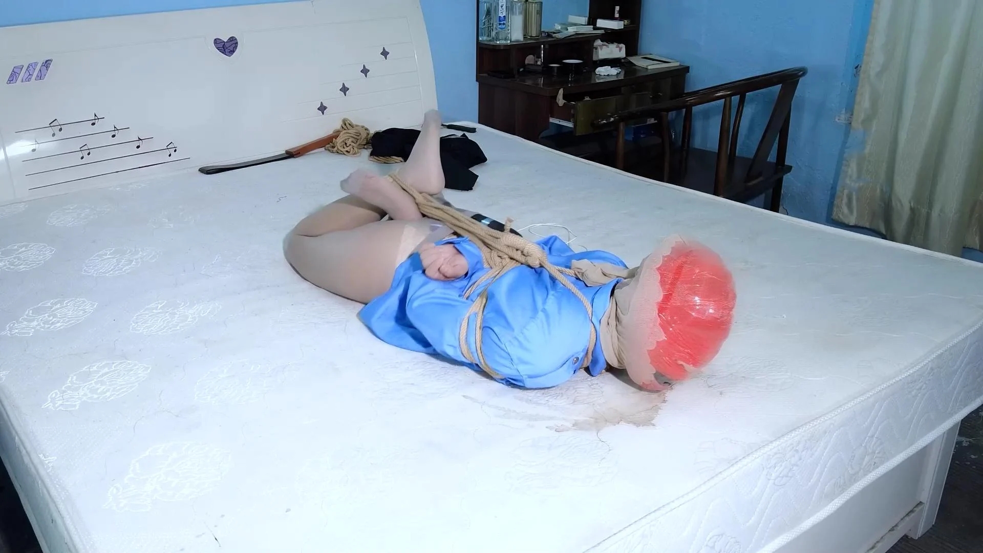 《教训嚣张女保安》小樱桃女保安因得罪业主被业主胶带封头丝袜套头驷马捆绑踩踏报复狠狠的折磨！踩踏闻臭脚！口球紧塞胶带封头丝袜套头！SP屁屁！狂挠灰丝脚心！驷马捆绑