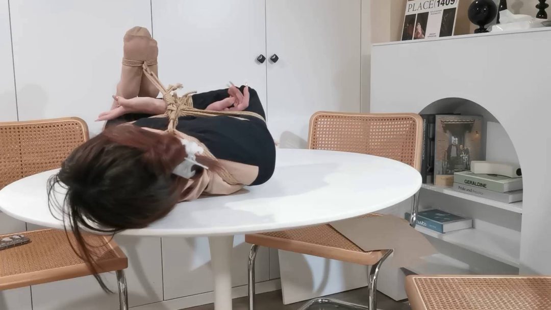 甜美小空乘嘉一日式驷马紧缚超长放置-7