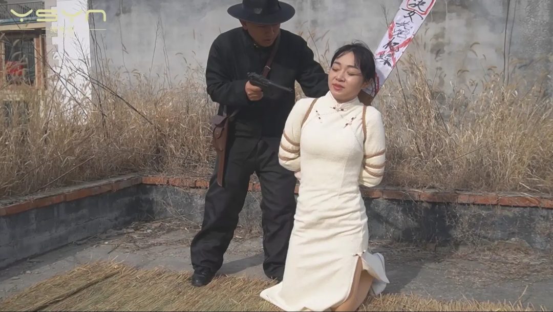 【被捕女教师】由于叛徒出卖被抓捕的女教师惨遭严刑拷打双手吊起鞭打老虎凳铁钳子夹脚趾电刑五花大绑枪决-13