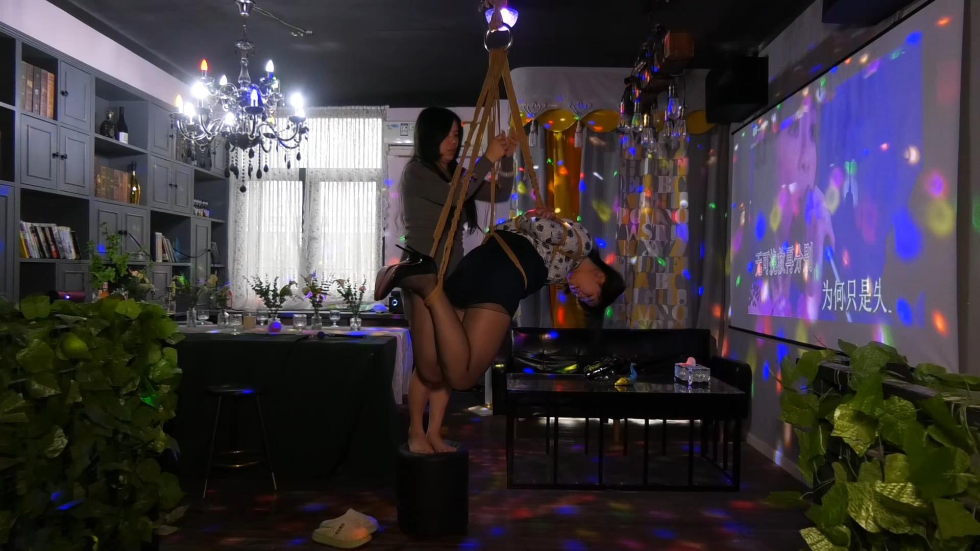 定拍转公映《练歌房KB女M》女绳师在K歌房吊缚空姐女M