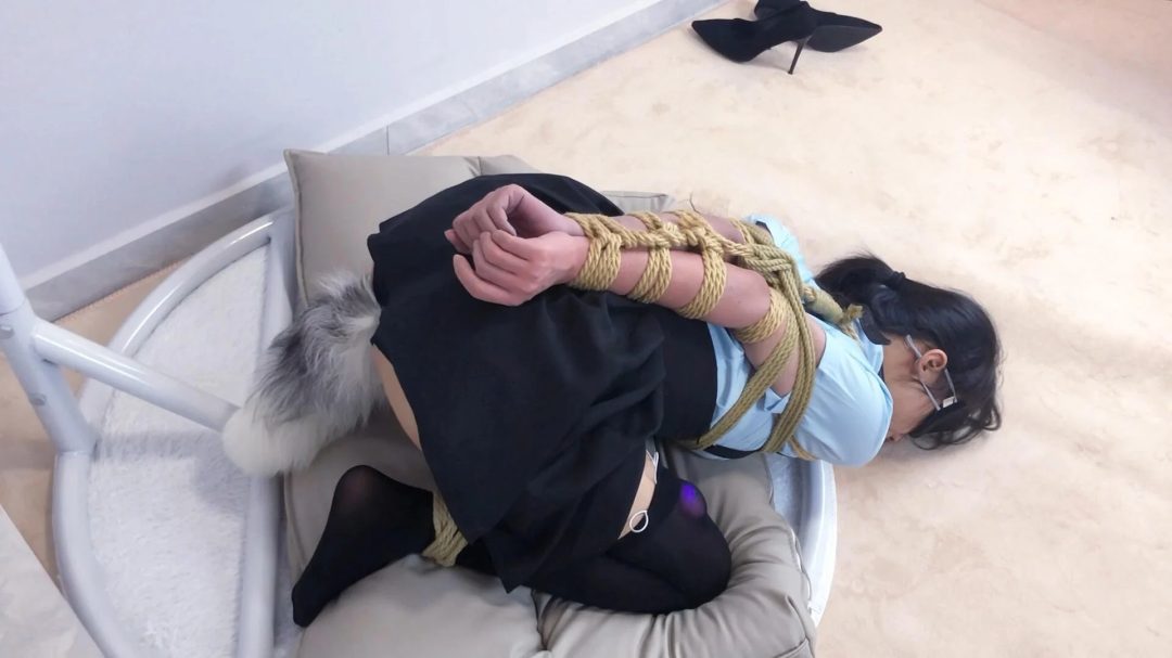 《路崽日记》-学院风制服+日式紧缚+胸缚+股绳+多节并腿缚+放置挣扎+（+口球+尾巴）三栋塞满+超紧欧式直臂紧缚+分腿蟹缚直臂吊起+跪缚+趴着露出尾巴等等-13