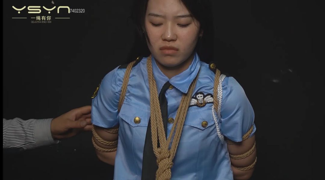 【割断双脚的女孩】深入虎穴只身一人调查户口的女井被偷袭打晕全身捆在桌子上关铁笼玩弄后隔割断双脚-10